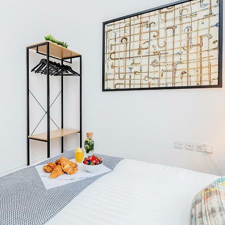Bright & Spacious 4Beds Home - Kensington High Street-Olympia 런던 외부 사진