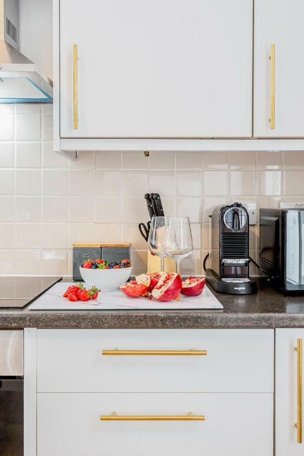 Bright & Spacious 4Beds Home - Kensington High Street-Olympia 런던 외부 사진