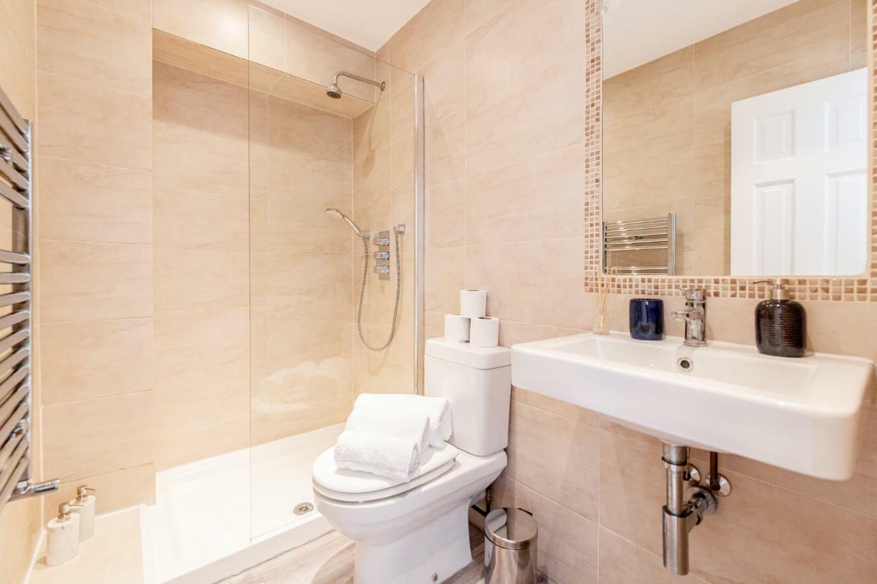 Bright & Spacious 4Beds Home - Kensington High Street-Olympia 런던 외부 사진