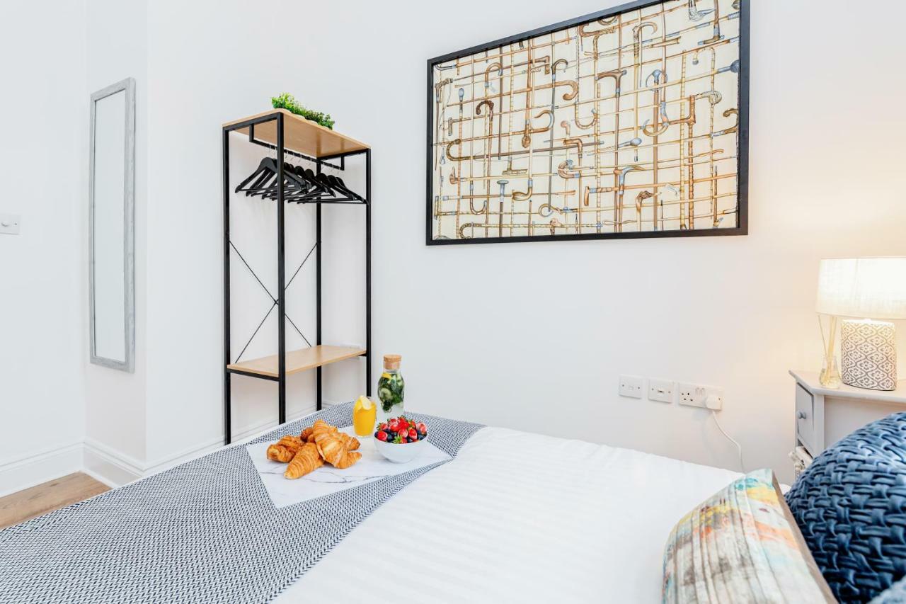 Bright & Spacious 4Beds Home - Kensington High Street-Olympia 런던 외부 사진