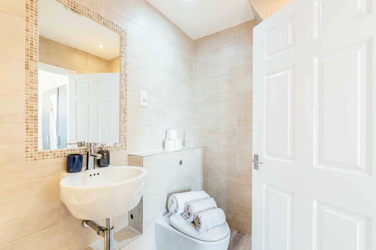 Bright & Spacious 4Beds Home - Kensington High Street-Olympia 런던 외부 사진