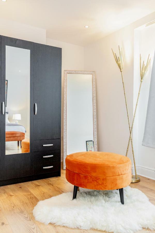 Bright & Spacious 4Beds Home - Kensington High Street-Olympia 런던 외부 사진