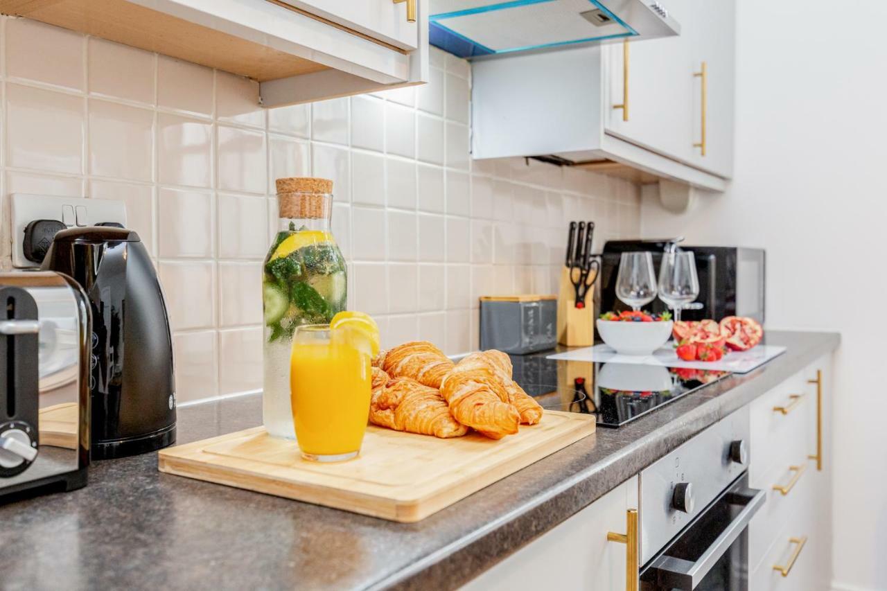 Bright & Spacious 4Beds Home - Kensington High Street-Olympia 런던 외부 사진