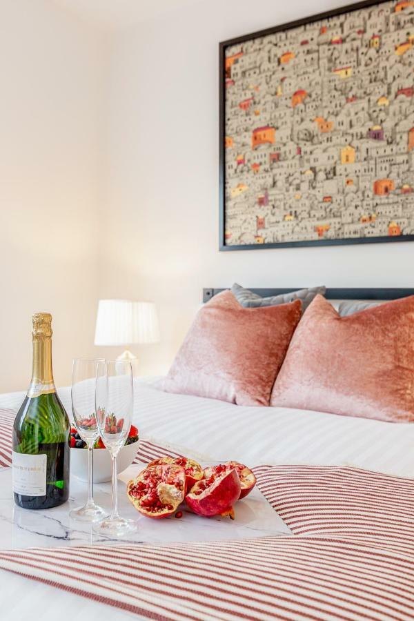 Bright & Spacious 4Beds Home - Kensington High Street-Olympia 런던 외부 사진